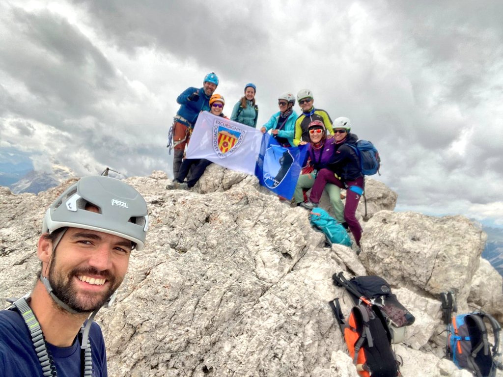AEC_Reus's tweet image. Del 12 al 20 de juliol 26 membres del @AEC_Reus de totes les edats hem estat practicant escalada, ferrades i senderisme a les Dolomites. Aquestes estades ajuden a enfortit vincles i millorar la tècnica.
La formació és un puntal bàsic i imprescindible per progressar amb seguretat.