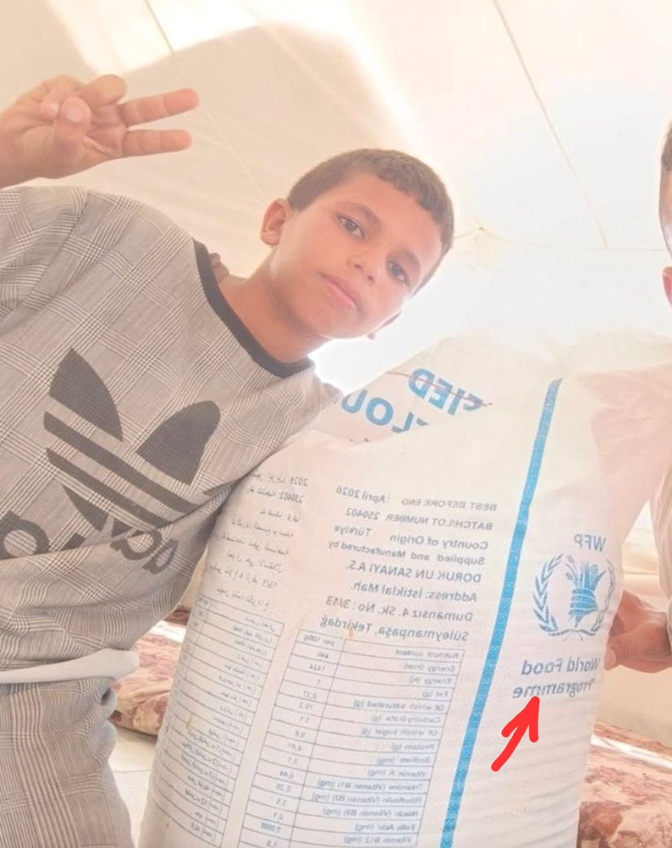 الفضيحة الكبرى التي يتجاهلها الجميع هي أن شحنات الطحين التي دخلت اليوم كانت من برنامج الغذاء العالمي "WFP" وهذه صورتها.
أتحدّى أن يظهر أحد كيس طحين واحد عليه علم دولة تدّعي أنها أدخلت الطحين لغزة.