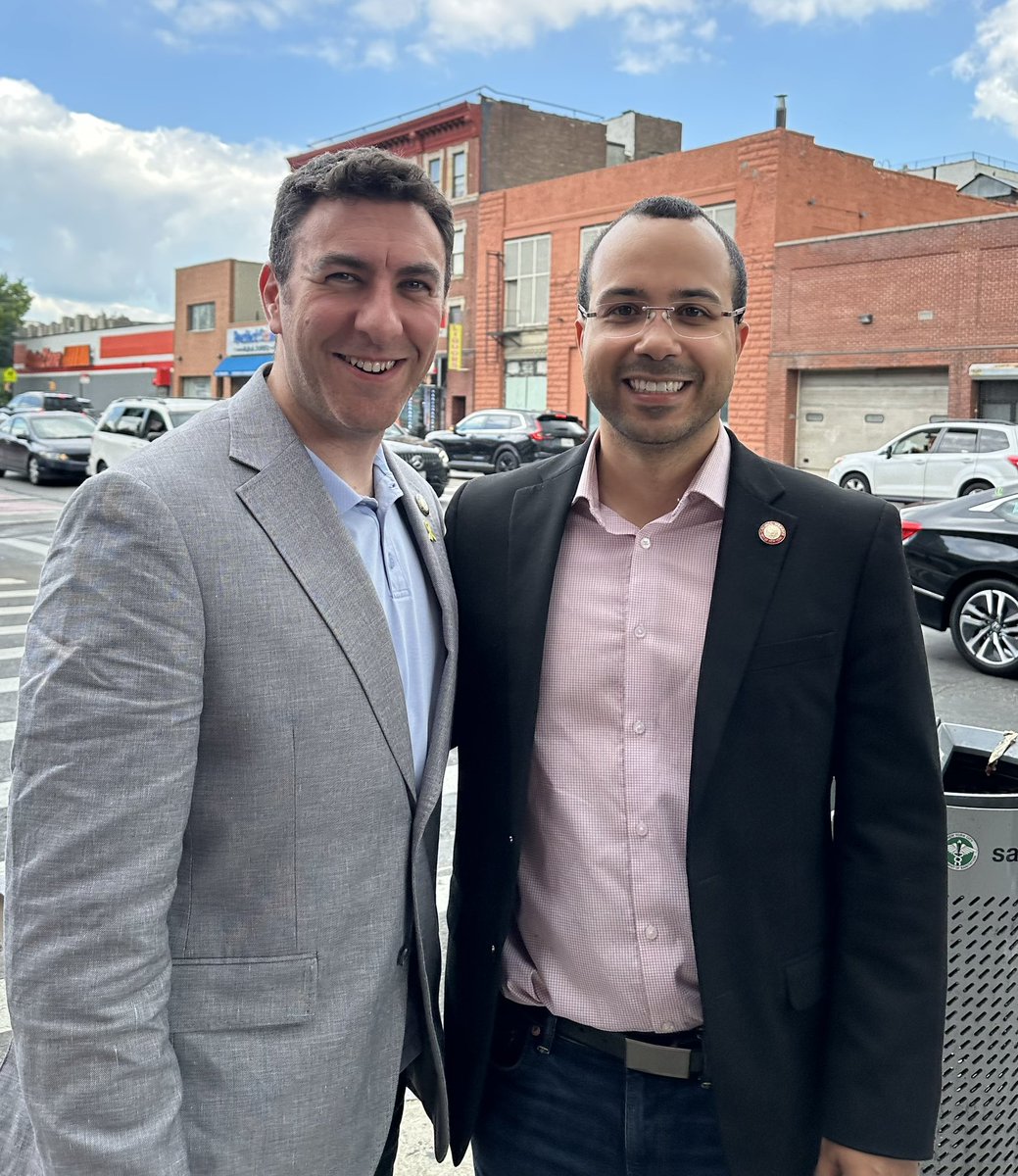 Oswald Feliz (@oswaldfeliz) on Twitter photo Great to catch up w. <a href="/EricDinowitzNYC/">Council Member Eric Dinowitz</a>! Great to catch up w. <a href="/EricDinowitzNYC/">Council Member Eric Dinowitz</a>!