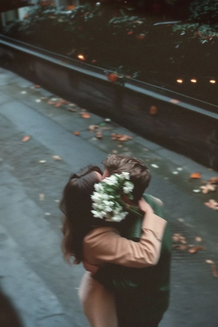 _Melinger's tweet image. Vení, dame un abrazo. Que el mundo si quiere se parta afuera, yo me quedo acá.