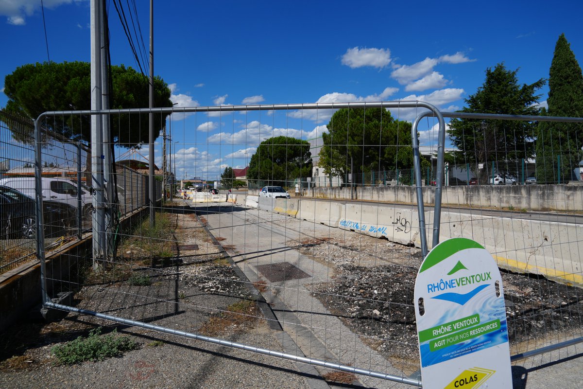 Carpentras (@carpentras84200) on Twitter photo 🚧Point travaux - Avenue des Marchés
Lundi s’est tenu un point presse sur les travaux de l’ave des marchés. <a href="/SergeAndrieu84/">Serge Andrieu</a> et Jérôme Bouletin, président du Syndicat Rhône Ventoux étaient sur place pour suivre l'avancée du chantier.
🌐Article complet : carpentras.fr/actualites/202… 🚧Point travaux - Avenue des Marchés
Lundi s’est tenu un point presse sur les travaux de l’ave des marchés. <a href="/SergeAndrieu84/">Serge Andrieu</a> et Jérôme Bouletin, président du Syndicat Rhône Ventoux étaient sur place pour suivre l'avancée du chantier.
🌐Article complet : carpentras.fr/actualites/202…