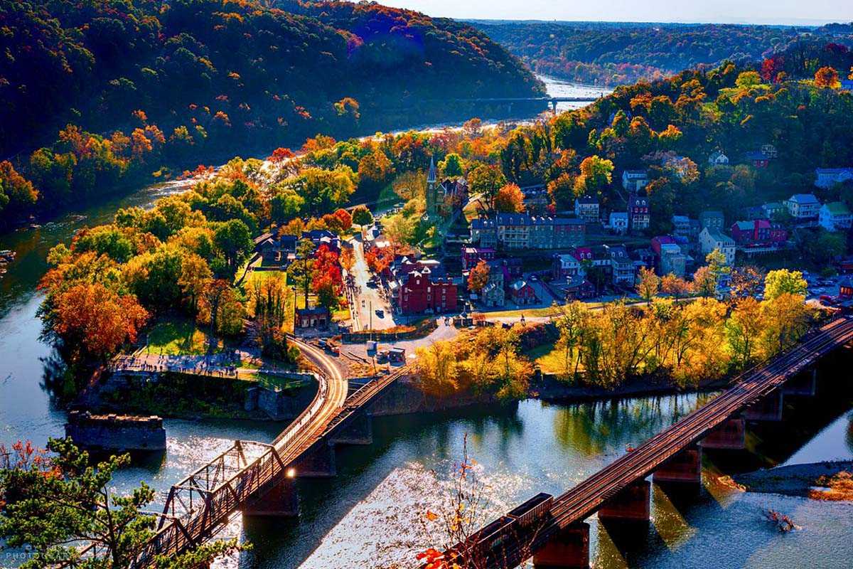 💙💛💙💛For this #wildandwonderfulWednesday, we’re featuring WV’s easternmost town of Harpers Ferry, a place steeped in rich history. It also boasts a beautiful showing in both the fall and during the Holiday Season!