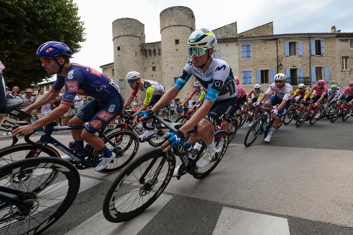 Movistar_Team's tweet image. 🇨🇵 💛 #TDF2025 - Etapa 17 🏁
La ciudad de Valence cerró una jornada pasada por agua y en la que el piso delicado desencadenó una caída en el pelotón a falta de 1 km para meta.
Milan (LTK) se impuso en el reducido grupo que disputó el sprint.
#RodamosJuntos I @movistar_es