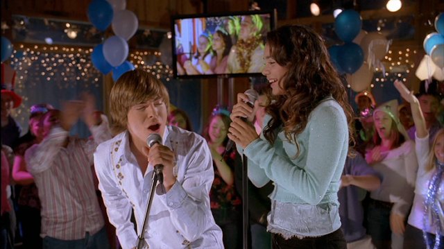 LuisBarriales's tweet image. De cuando en cuando, Disney sacaba una película directamente para televisión que pegaba el pelotazo y uno de los mayores fenómenos se lo llevó High School Musical. Sus personajes, canciones y coreografías tuvieron su boom.
He disfrutado al volver a ella.
¡¡Vamos Wildcats!!