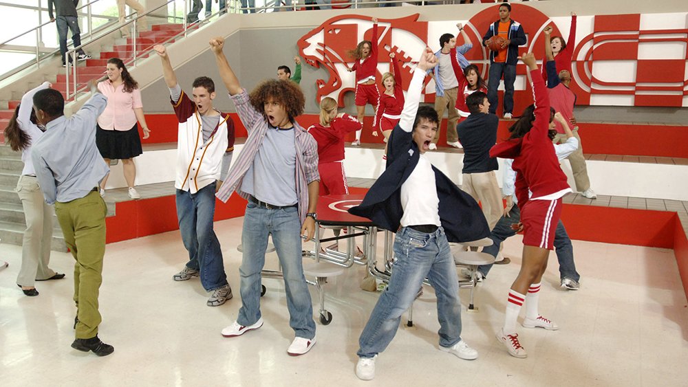LuisBarriales's tweet image. De cuando en cuando, Disney sacaba una película directamente para televisión que pegaba el pelotazo y uno de los mayores fenómenos se lo llevó High School Musical. Sus personajes, canciones y coreografías tuvieron su boom.
He disfrutado al volver a ella.
¡¡Vamos Wildcats!!