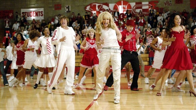 LuisBarriales's tweet image. De cuando en cuando, Disney sacaba una película directamente para televisión que pegaba el pelotazo y uno de los mayores fenómenos se lo llevó High School Musical. Sus personajes, canciones y coreografías tuvieron su boom.
He disfrutado al volver a ella.
¡¡Vamos Wildcats!!