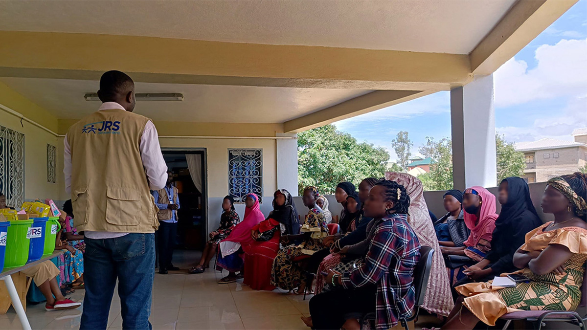 jrsWaf's tweet image. 🌟DIGNITY AND WELL-BEING FOR WOMEN!🌟
In July 2025, JRS, thanks to #MISSIO, organized an enlightening session and #menstrual hygiene kit distribution in Ngaoundéré, Cameroon. We empowered 52 women by addressing menstrual health challenges together. Your support is invaluable!🙌