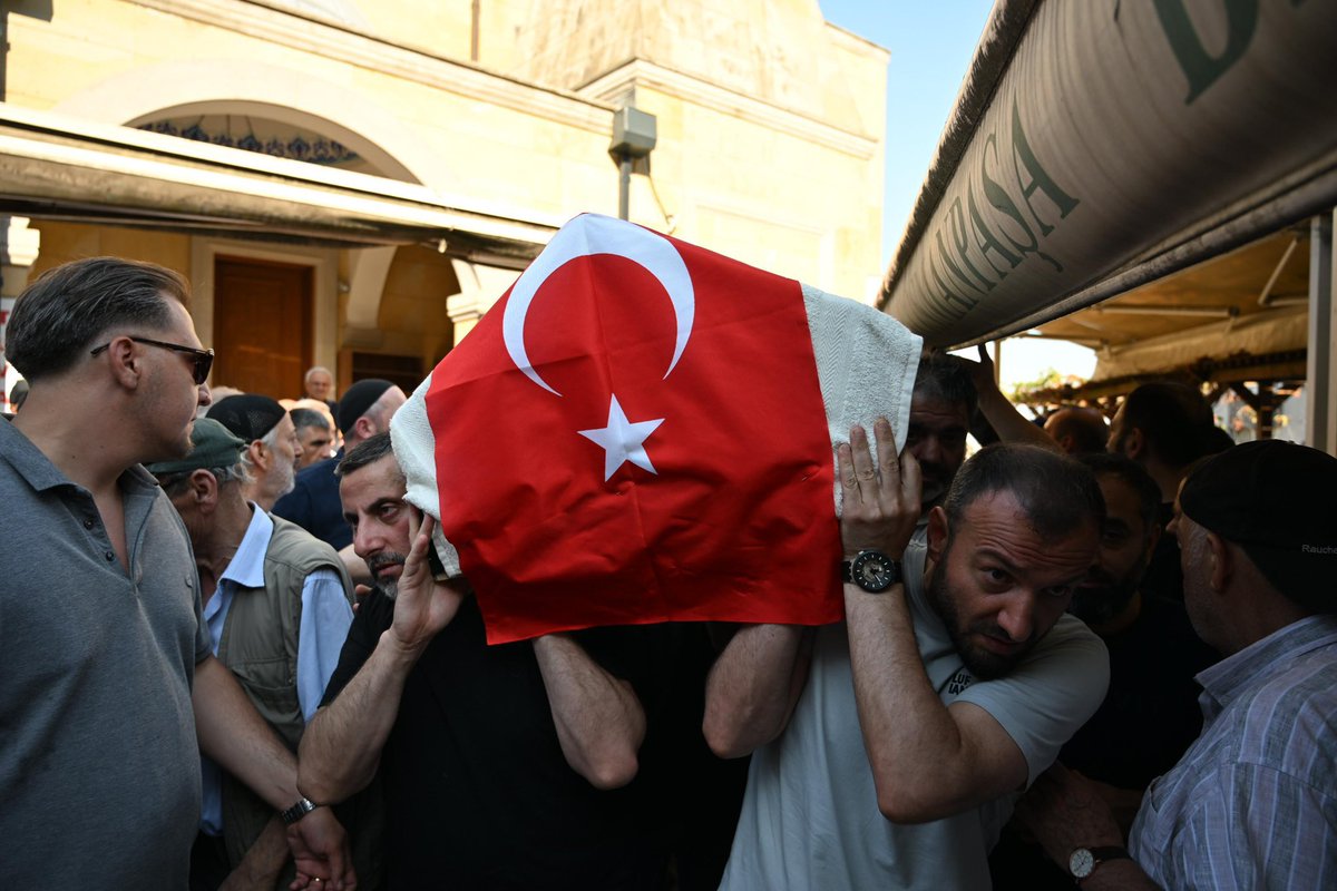 📌 Kıbrıs Gazimiz Ahmet Ersin, Yıldıztabya Camii’nde kılınan cenaze namazının ardından ebediyete uğurlandı. Aziz vatan uğruna canını veren tüm şehit ve gazilerimizi rahmet ve minnetle anıyor; ailesine sabır diliyoruz. Mekânı cennet, makamı âli olsun.