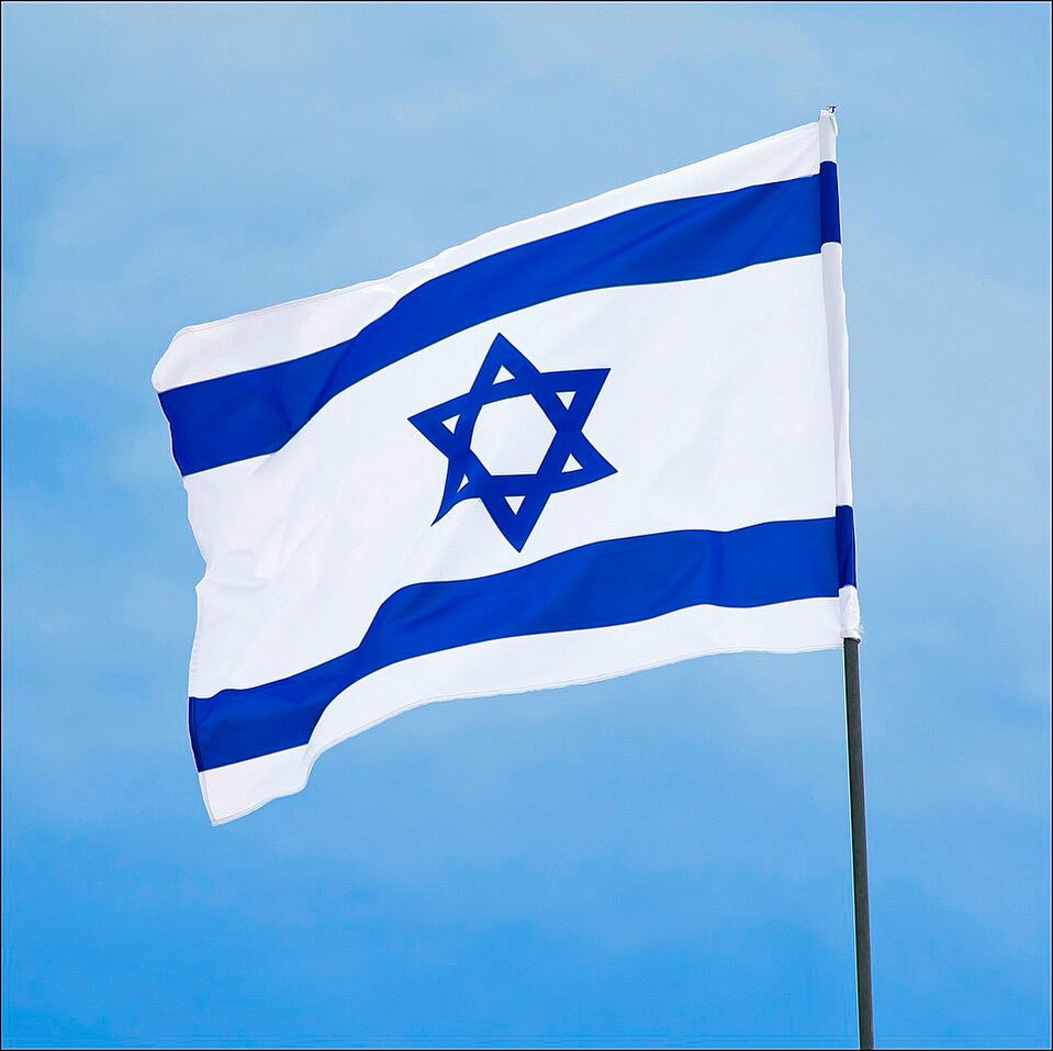 BismuthBoaz's tweet image. אני מודה לחבריי בסיעת הליכוד ולראש הממשלה על האמון. אני רואה בתפקיד יו"ר ועדת החוץ והביטחון שליחות לאומית ממעלה ראשונה.
התורה הביאה אותי לפה - והצבא משאיר אותי פה. חוק הגיוס נמצא אצלי בבית, הבת שלי, חיילת עם כומתה אדומה, והבן שלי עם ציצית וכיפה שילמד בישיבה. צבא ותורה, השילוב…