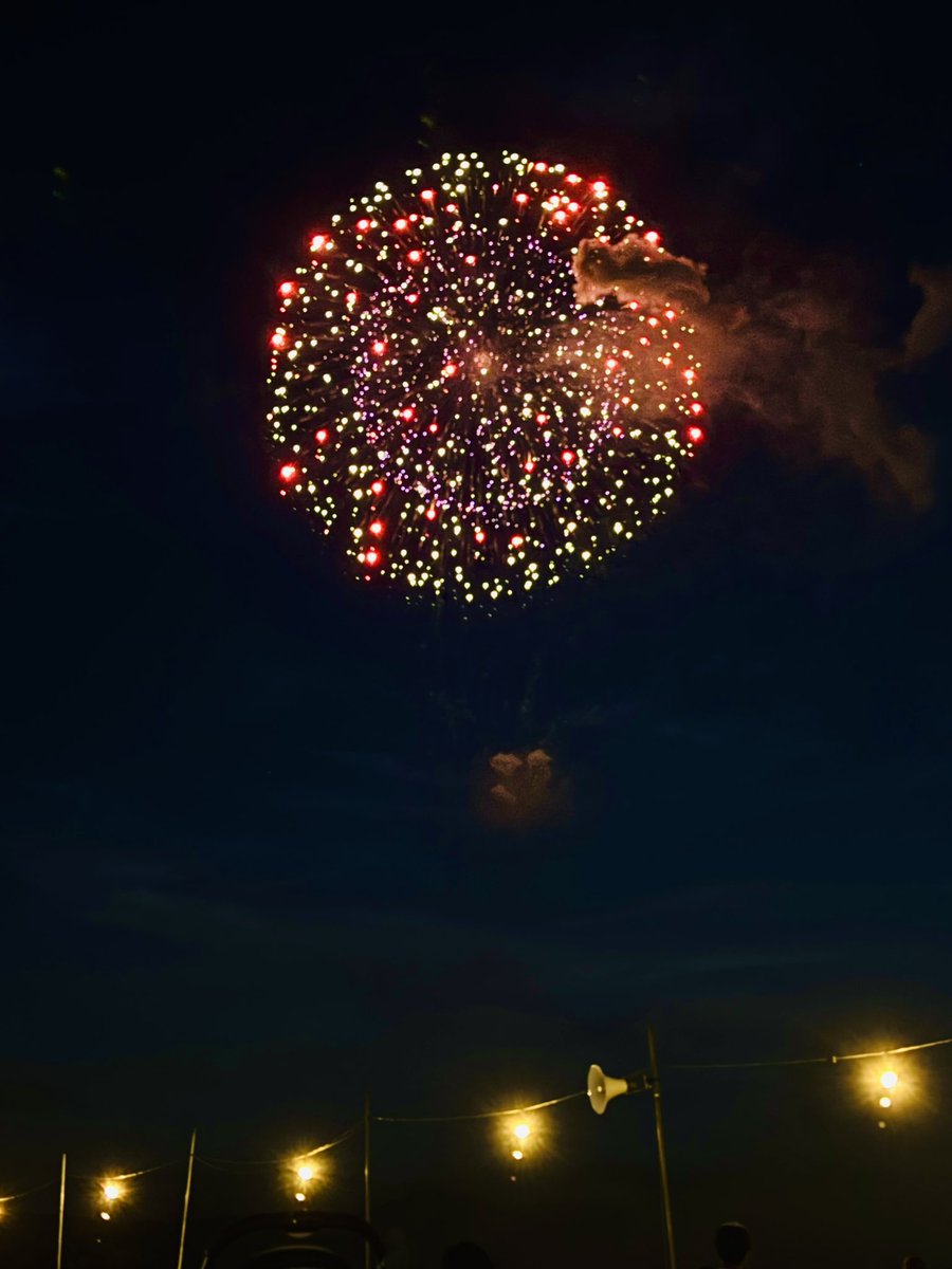 Ut74SDcPm725252's tweet image. 今年も来ちゃいました( ≖ᴗ≖)ニヤッ
ゆっ~たり見れちゃう
ここの花火大会がすき𖤣𖥧𖥣。𖥧𖧧
周りの人と仲良くなっちゃったりして
楽しみながら見れました(*˘︶˘*)✨✨
#伊勢神宮奉納全国花火大会
#写真で伝えたい私の世界
#iPhone越しの私の世界