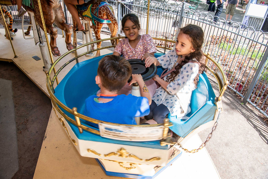 pittsburghparks's tweet image. 🎠 Calling all carousel enthusiasts! Friday (July 25) is National Carousel Day, which means an entire day of FREE rides on the PNC Carousel in Schenley Plaza! 🎉 But that’s not all—a special guest appearance from Mary Poppins and Bert ☂️🧹 will make the day extra magical. ✨…