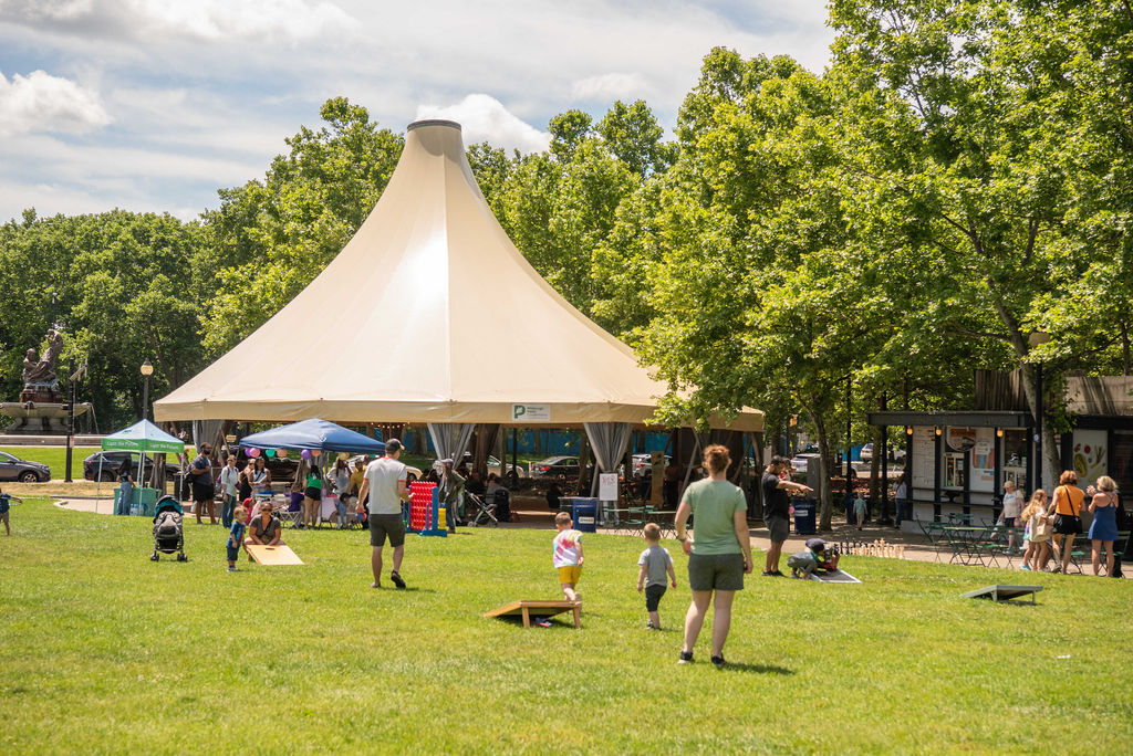 pittsburghparks's tweet image. 🎠 Calling all carousel enthusiasts! Friday (July 25) is National Carousel Day, which means an entire day of FREE rides on the PNC Carousel in Schenley Plaza! 🎉 But that’s not all—a special guest appearance from Mary Poppins and Bert ☂️🧹 will make the day extra magical. ✨…