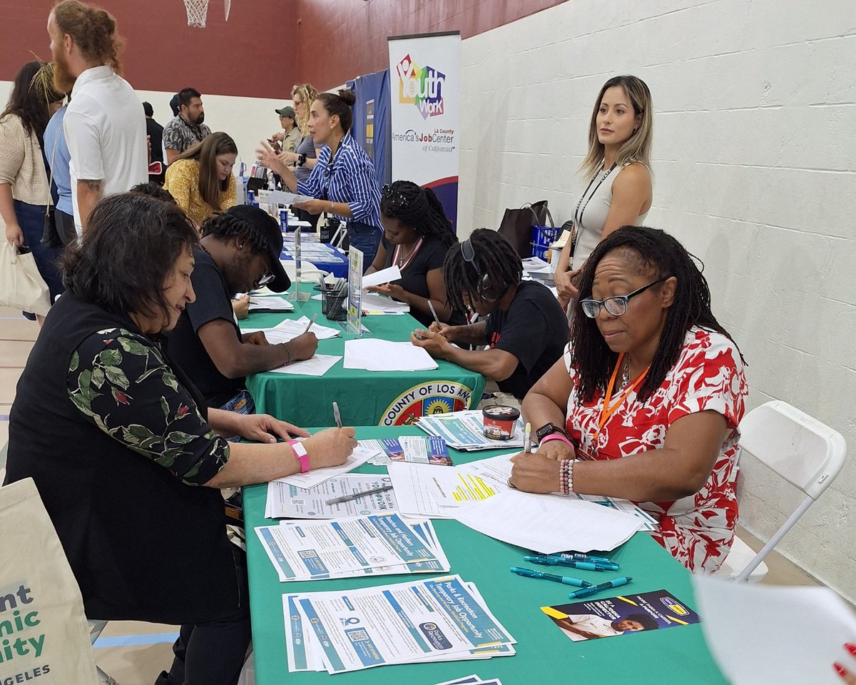 EconOppLA's tweet image. DEO joined community partners in Pasadena for the “Rebuild & Rise! Hire a Survivor” Job Fair & Recovery Pop-Up, an event focused on supporting families impacted by the January fires.
➡️ For additional resources and updates, visit: bit.ly/DEOWildfireRes…