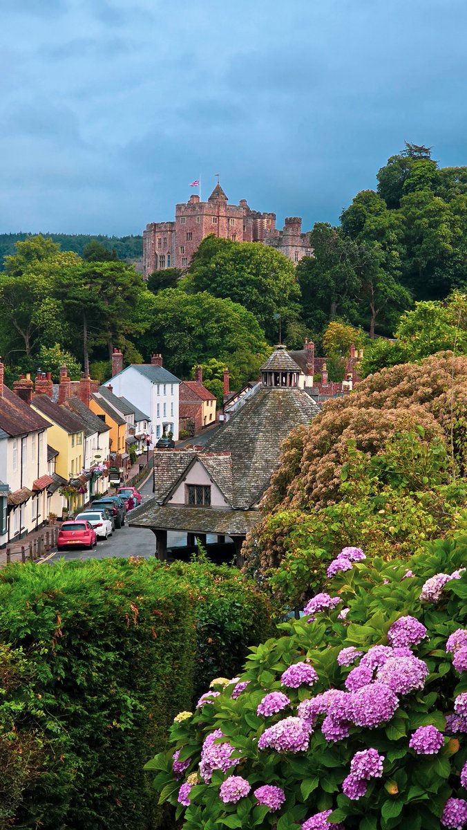 Dunster_Info's tweet image. A picture-perfect view of Dunster High Street — where history, colour, and charm meet beneath the watchful eye of Dunster Castle. 🏰🌸
#Dunster #DunsterVillage #DunsterCastle #Somerset #DunsterInfo