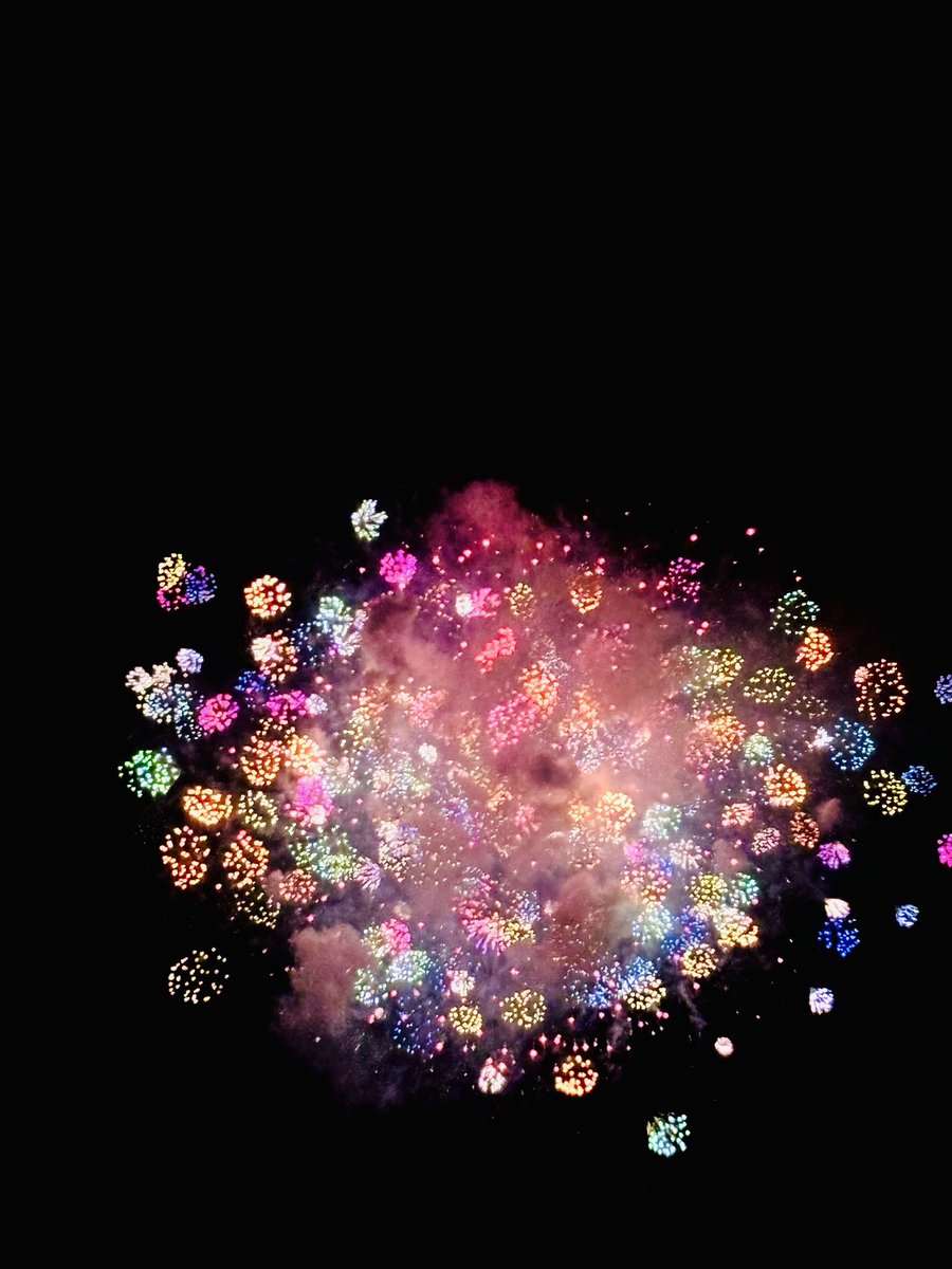 Ut74SDcPm725252's tweet image. Tiktokで花火の撮り方を勉強したけど…
やっぱりスマホで花火の良さを表現するのはとても難しい( ̄▽ ̄;)
諦めてゆっくり見る事に専念ꉂ🤭
#伊勢神宮奉納全国花火大会
#写真で伝えたい私の世界
#iPhone越しの私の世界