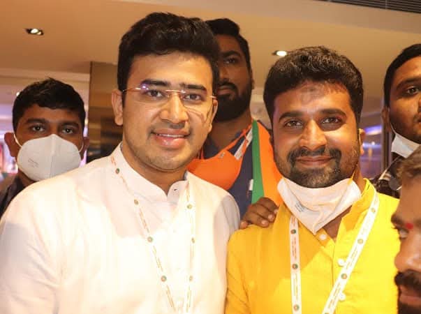 Tejasvi_Surya's tweet image. ಬಿಜೆಪಿ ಯುವ ಮೋರ್ಚಾ ಕರ್ನಾಟಕ ಘಟಕದ ರಾಜ್ಯ ಕಾರ್ಯಕಾರಿಣಿ ಸದಸ್ಯರಾಗಿದ್ದ, ಯುವ, ಉತ್ಸಾಹಿ ಮಿತ್ರ ಮಹಾದೇವಪುರದ ಶ್ರೀ ಪ್ರಶಾಂತ್ ಕೆ ವಿ ರವರ ನಿಧನ ಅತೀವ ದುಃಖ ತಂದಿದೆ.
ಪಕ್ಷದ ಕಾರ್ಯ ಚಟುವಟಿಕೆಗಳಲ್ಲಿ ಅತ್ಯಂತ ಕ್ರಿಯಾಶೀಲತೆಯಿಂದ ತೊಡಗಿಸಿಕೊಳ್ಳುತ್ತಿದ್ದ, ನಿಷ್ಠಾವಂತ ಕಾರ್ಯಕರ್ತರಾಗಿದ್ದ ಶ್ರೀ ಪ್ರಶಾಂತ್ ರವರ ಅಗಲಿಕೆಯ ನೋವನ್ನು ಅವರ…