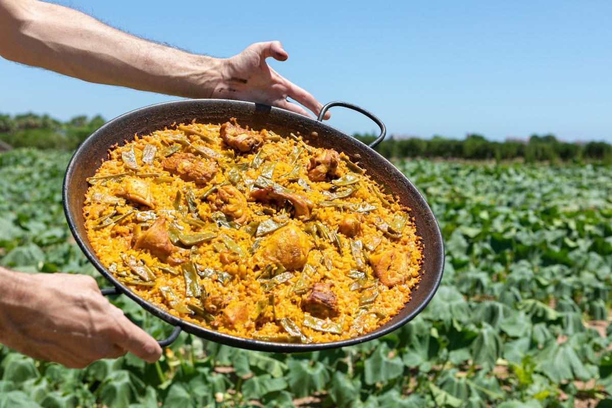 pkas1111's tweet image. "PAELLA VALENCIANA"
🥘Dada la reputación de este plato en el mundo entero, los gurús se subieron al carro de su "deconstrucción", y retorcieron su elaboración e ingredientes, hasta ser cualquier cosa, menos una paella. Por eso se protegió su receta como Bien de Interés Cultural🥘