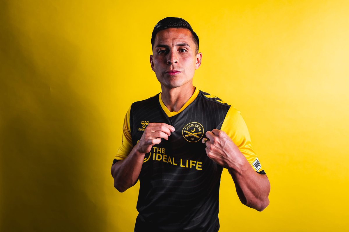 andresNadf's tweet image. ¡RUBIO Y LA NUEVA EQUIPACIÓN DEL CHARLESTON BATTERY! 🟡⚫️
Nuestro legionario Rubio Rubin 🇬🇹 en la presentación del cuarto uniforme edición especial para el partido de Copa de este sábado.
⚽️ Enfrentarán a Tampa Bay a las 5.30pm 🏆