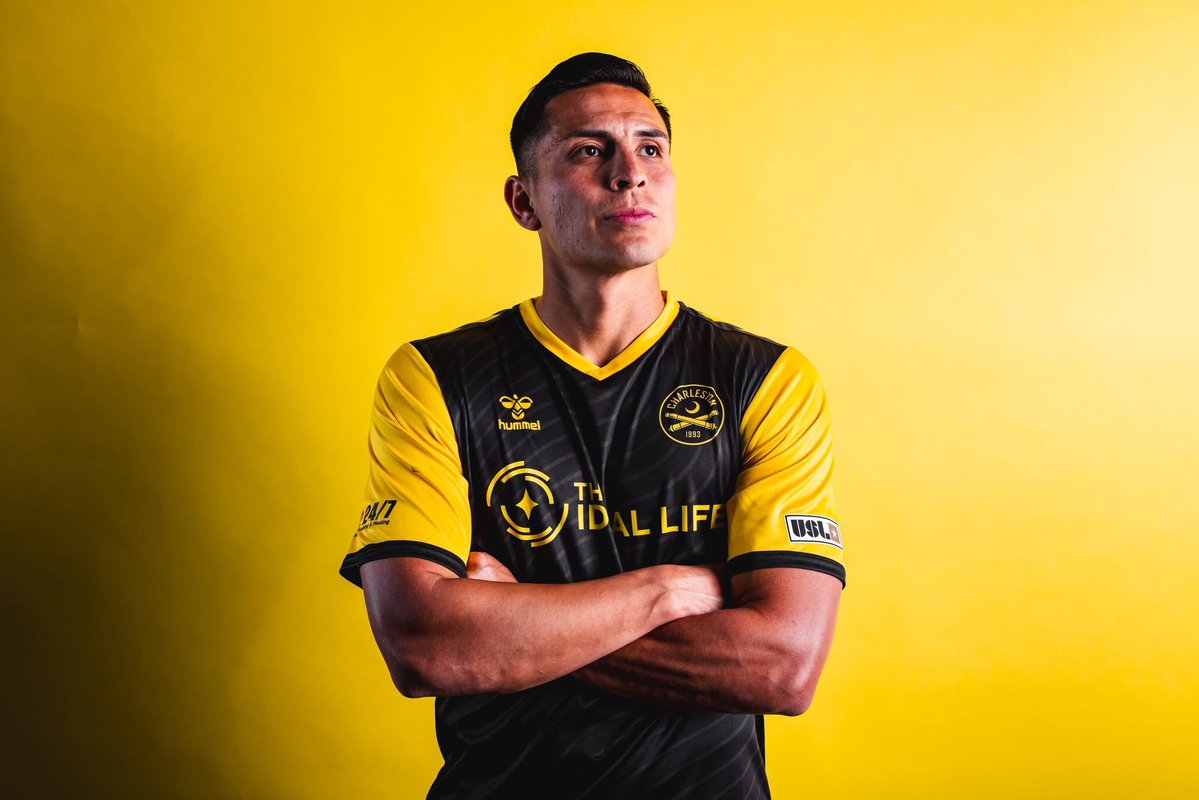 andresNadf's tweet image. ¡RUBIO Y LA NUEVA EQUIPACIÓN DEL CHARLESTON BATTERY! 🟡⚫️
Nuestro legionario Rubio Rubin 🇬🇹 en la presentación del cuarto uniforme edición especial para el partido de Copa de este sábado.
⚽️ Enfrentarán a Tampa Bay a las 5.30pm 🏆