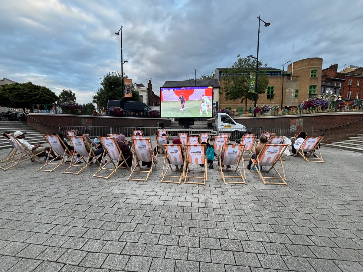 lutoncouncil's tweet image. It's been great seeing your support for the Lionesses in town 🎉
Make sure you join us at St George’s Square on Sunday for a FREE screening of the Euros final ⚽🏆
Grab a deckchair from 4pm with kick off at 5pm 👉 place.stepforwardluton.co.uk/event/womens-e…