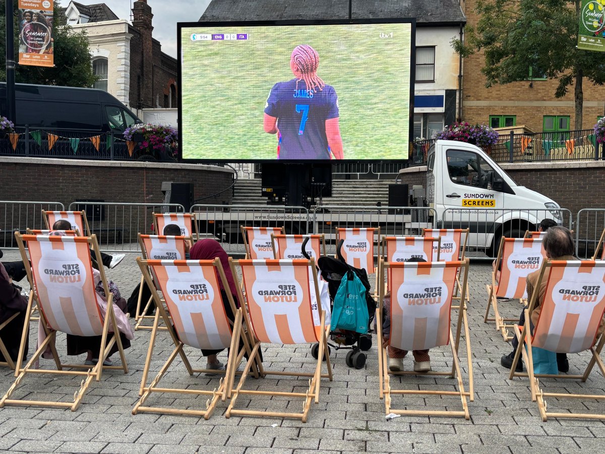 lutoncouncil's tweet image. It's been great seeing your support for the Lionesses in town 🎉
Make sure you join us at St George’s Square on Sunday for a FREE screening of the Euros final ⚽🏆
Grab a deckchair from 4pm with kick off at 5pm 👉 place.stepforwardluton.co.uk/event/womens-e…