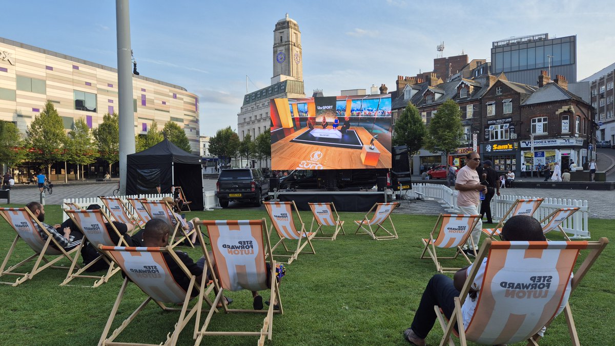 lutoncouncil's tweet image. It's been great seeing your support for the Lionesses in town 🎉
Make sure you join us at St George’s Square on Sunday for a FREE screening of the Euros final ⚽🏆
Grab a deckchair from 4pm with kick off at 5pm 👉 place.stepforwardluton.co.uk/event/womens-e…
