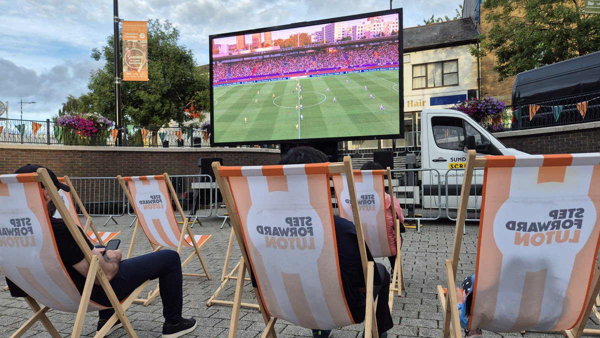 lutoncouncil's tweet image. It's been great seeing your support for the Lionesses in town 🎉
Make sure you join us at St George’s Square on Sunday for a FREE screening of the Euros final ⚽🏆
Grab a deckchair from 4pm with kick off at 5pm 👉 place.stepforwardluton.co.uk/event/womens-e…