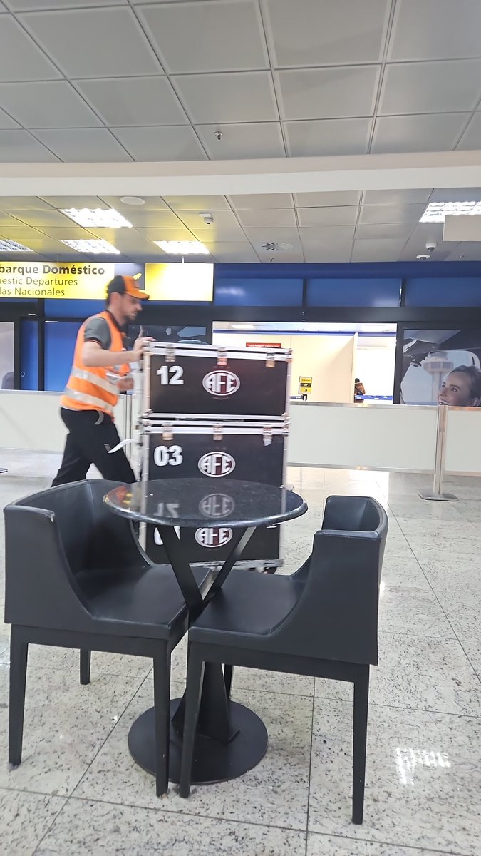 odeioarrobas's tweet image. pessoal da ferroviaria aqui no aeroporto mandou um abração aos amigos atleticanos