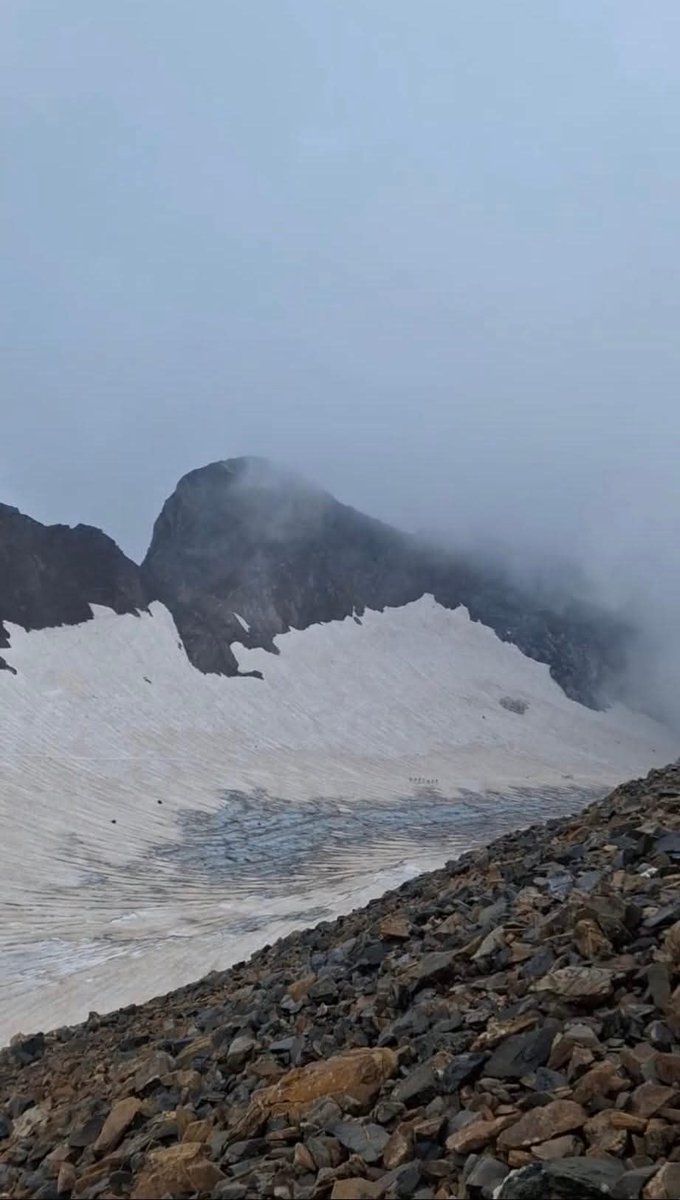 CyNPirineos's tweet image. En el Glaciar de Ossoue del Vignemale también aflora hielo como podemos ver en estas fotos del 19 de Julio de 2025 Sábado sobre todo en la primera.
Vignemale 19-7-2025,fotos de David Reisber.