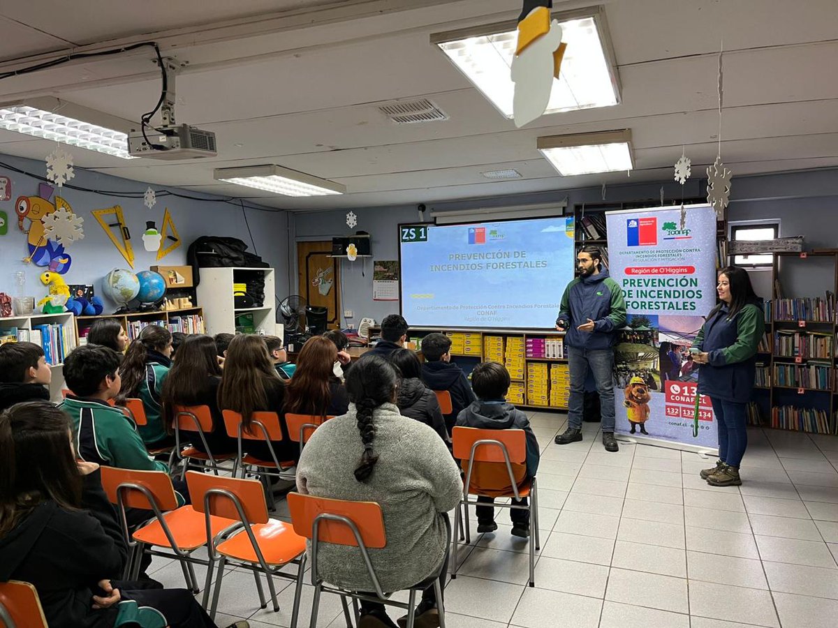 conaf_ohiggins's tweet image. Junto a Forestín realizamos una charla de educación ambiental para sexto básico del Colegio Angostura de la comuna de San Fernando y junto a las y los más pequeñitos, participamos en una plantación simbólica, reforzando nuestro mensaje de #PREVENCIÓN de #IncendiosForestales
