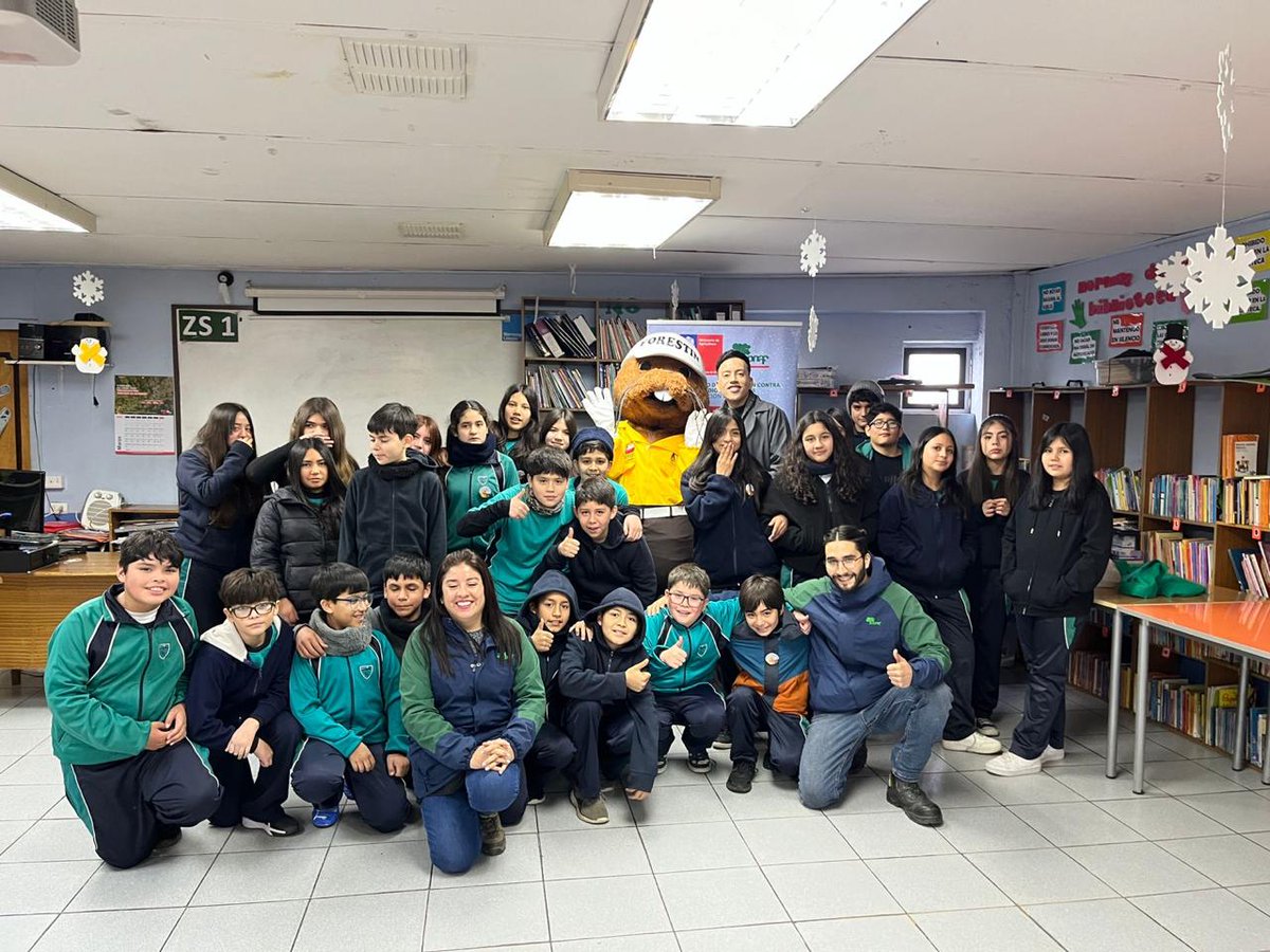 conaf_ohiggins's tweet image. Junto a Forestín realizamos una charla de educación ambiental para sexto básico del Colegio Angostura de la comuna de San Fernando y junto a las y los más pequeñitos, participamos en una plantación simbólica, reforzando nuestro mensaje de #PREVENCIÓN de #IncendiosForestales