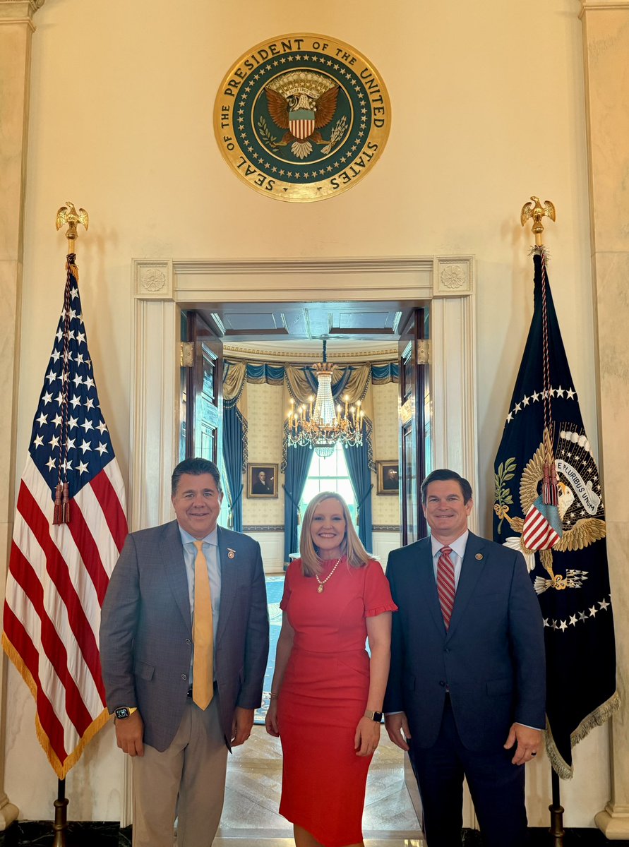 RepHouchin's tweet image. Last night, @HouseGOP joined President Trump at the White House to celebrate six months of historic wins:
✅ One Big Beautiful Bill passed
✅ Rescissions package delivered
✅ Prices down, jobs up
✅ Border crossings at historic lows
✅ American energy unleashed
✅ Gas prices &…
