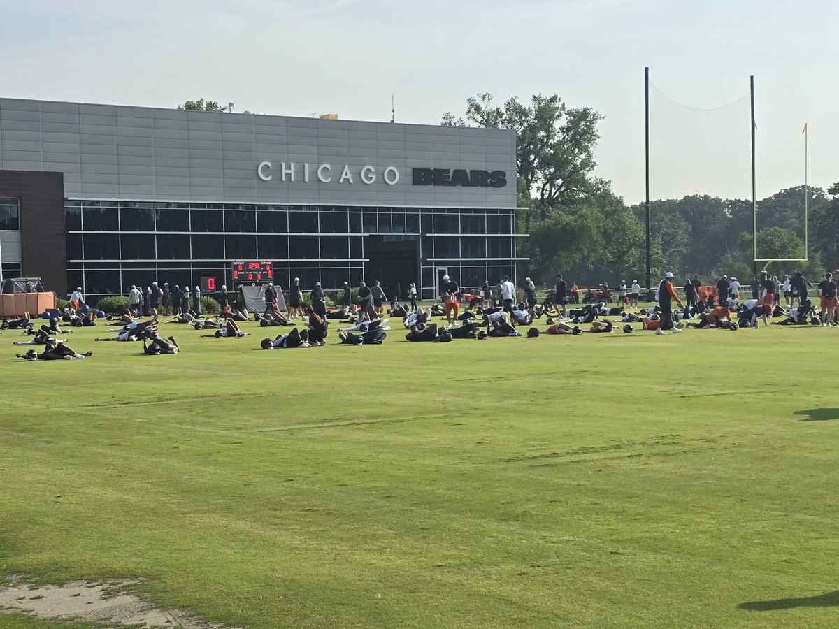 JoshGBuck's tweet image. #Bears group photo from today's practice. No Jaylon Johnson (NFI) Luther Burden III or Zah Frazier. #DaBears