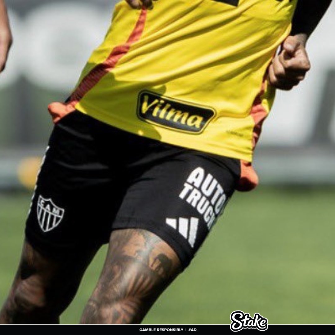 DataFutebol's tweet image. No treino do dia 8/07, alguns jogadores saíram do vestiário rumo ao gramado para treinar com os bolsos para fora, em forma de protesto.
Na ocasião, o Galo ainda não havia pago o salário dos atletas.
Como mostra a imagem, o calção de treino dos jogadores do Atlético realmente…