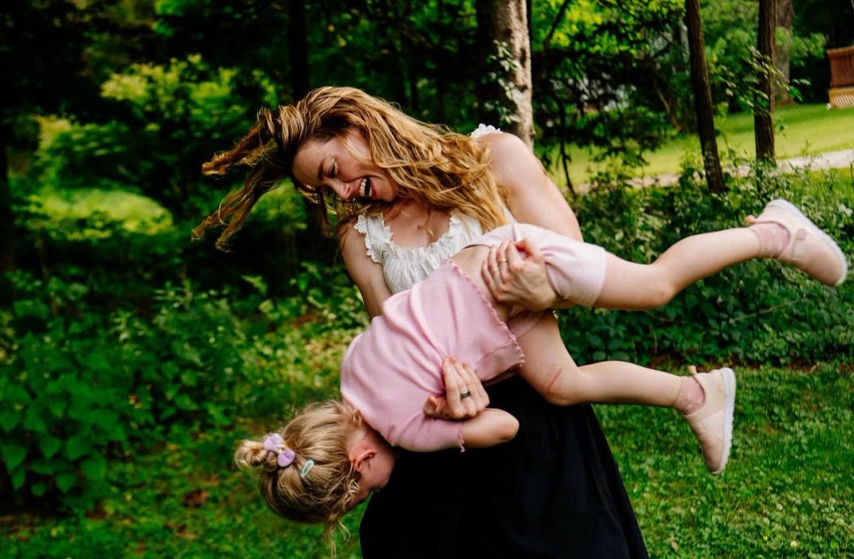 lobaverse's tweet image. bro seeing amber this happy and with a cast that clearly loves her and having her baby with her 🥹🥺 used to pray for times like these