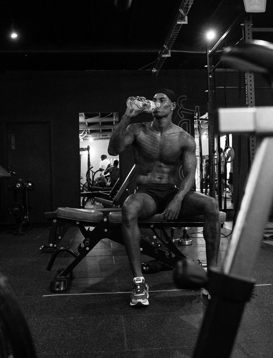 Football__Tweet's tweet image. 🚨 Barcelona's technical staff have been impressed by Marcus Rashford's physical condition. 🏋️💙❤️
The striker arrived in top shape and with optimal muscle mass.
🗞️ @elchiringuitotv