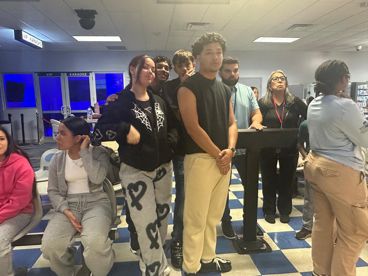 palmettoadult's tweet image. Celebrating the end of summer at Bird Bowl with the best SMA students! Summer camp has been fantastic for making friends, building relationships, and learning new skills!

@MDCPS @suptdotres @mantilla1776 

#YourBestChoiceMDCPS
#TuMejorOpcónMDCPS