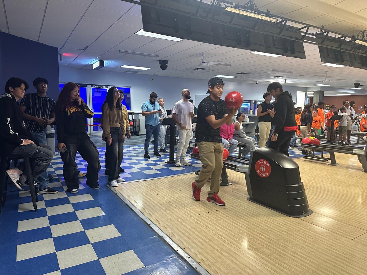 palmettoadult's tweet image. Celebrating the end of summer at Bird Bowl with the best SMA students! Summer camp has been fantastic for making friends, building relationships, and learning new skills!

@MDCPS @suptdotres @mantilla1776 

#YourBestChoiceMDCPS
#TuMejorOpcónMDCPS