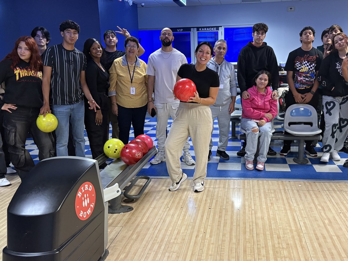 palmettoadult's tweet image. Celebrating the end of summer at Bird Bowl with the best SMA students! Summer camp has been fantastic for making friends, building relationships, and learning new skills!

@MDCPS @suptdotres @mantilla1776 

#YourBestChoiceMDCPS
#TuMejorOpcónMDCPS