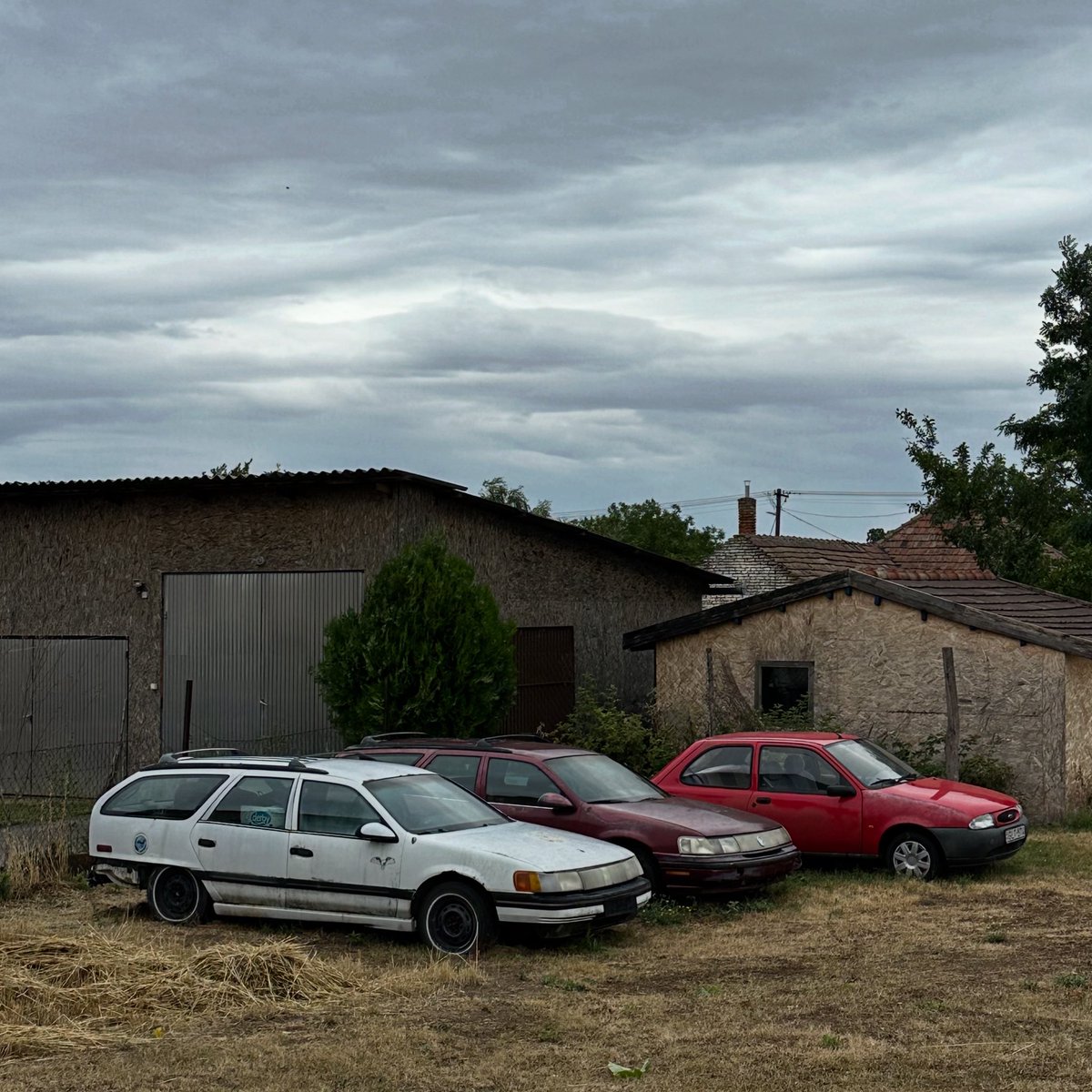 DeadCarWalking's tweet image. “When a wagon is a great road car, this is what it look like.”

Mercury Sable wagons (1st gen, 1986-91) spotted in Hungary.

#MercurySable #FordTaurus #WagonWednesday 
@MyronVernis