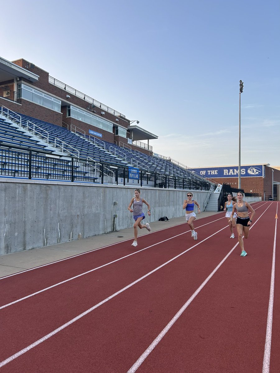 spewaktraining's tweet image. The Dream Team met at 6 am this morning to tackle their summer miles in the middle of a heat advisory! We had a blast pushing hard this morning &amp;amp; sweating even more. Super proud of these girls! #spewaktraining #runstl #onlinerunningcoach #stlrunner