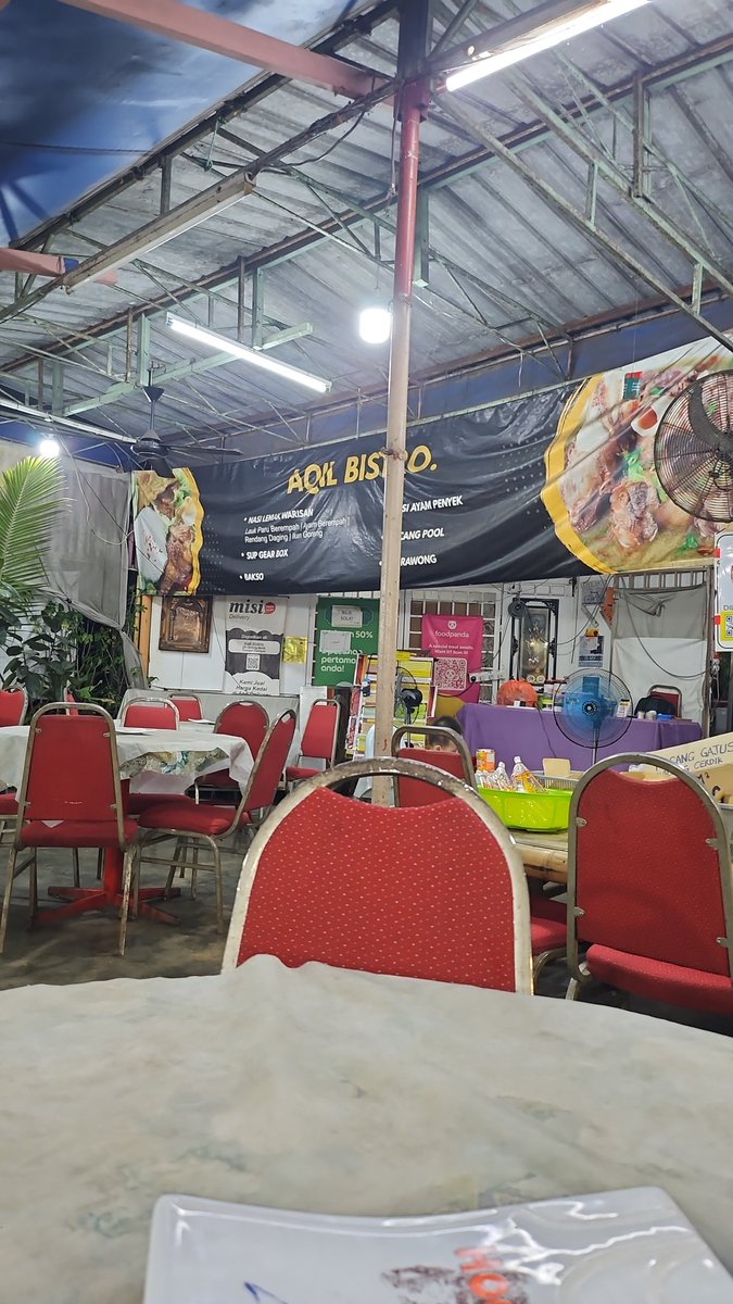 Halimikhairul1's tweet photo. Nasi kerabu tapi indon influence kot .dia punya sambal kelapa dah macam urap weh .sambal tumis budu dia lagi la ke tasik danautoba. Solok lada tu fahamla susah nak dapat lada solok kat jb ni but still big no la kan  .
                                                             . https://t.co/IPTNav57h7