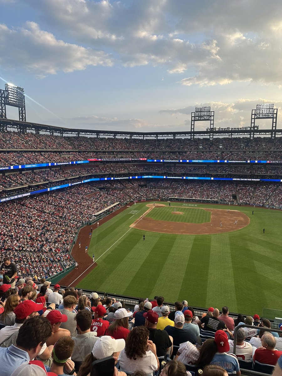 dian37723's tweet image. Wow! The Philadelphia Phillies baseball team won their game against the Boston Red Sox 4-1 last night. It was beautiful weather, the crowd was fantastic. The game was exciting and Nelly performed afterwards. What a great night it was!