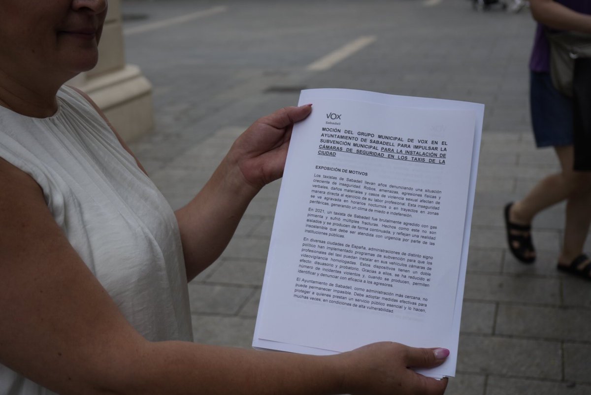 Sabadell_VOX's tweet image. Hoy hemos estado en las calles repartiendo nuestra moción para exigir al Gobierno de Marta Farrés que subvencione la instalación de cámaras para los taxistas.
Nuestros taxistas se enfrentan a diario a situaciones de riesgo.
¡Todo nuestro apoyo a los taxistas!