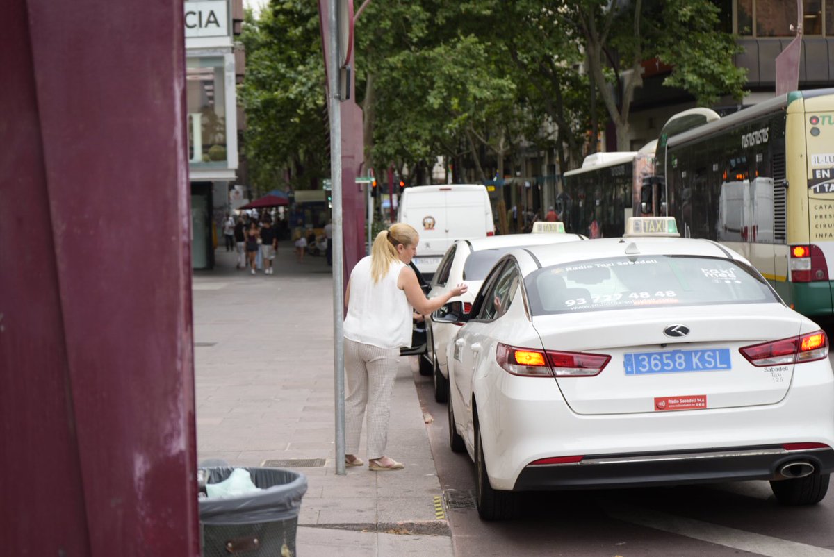 Sabadell_VOX's tweet image. Hoy hemos estado en las calles repartiendo nuestra moción para exigir al Gobierno de Marta Farrés que subvencione la instalación de cámaras para los taxistas.
Nuestros taxistas se enfrentan a diario a situaciones de riesgo.
¡Todo nuestro apoyo a los taxistas!
