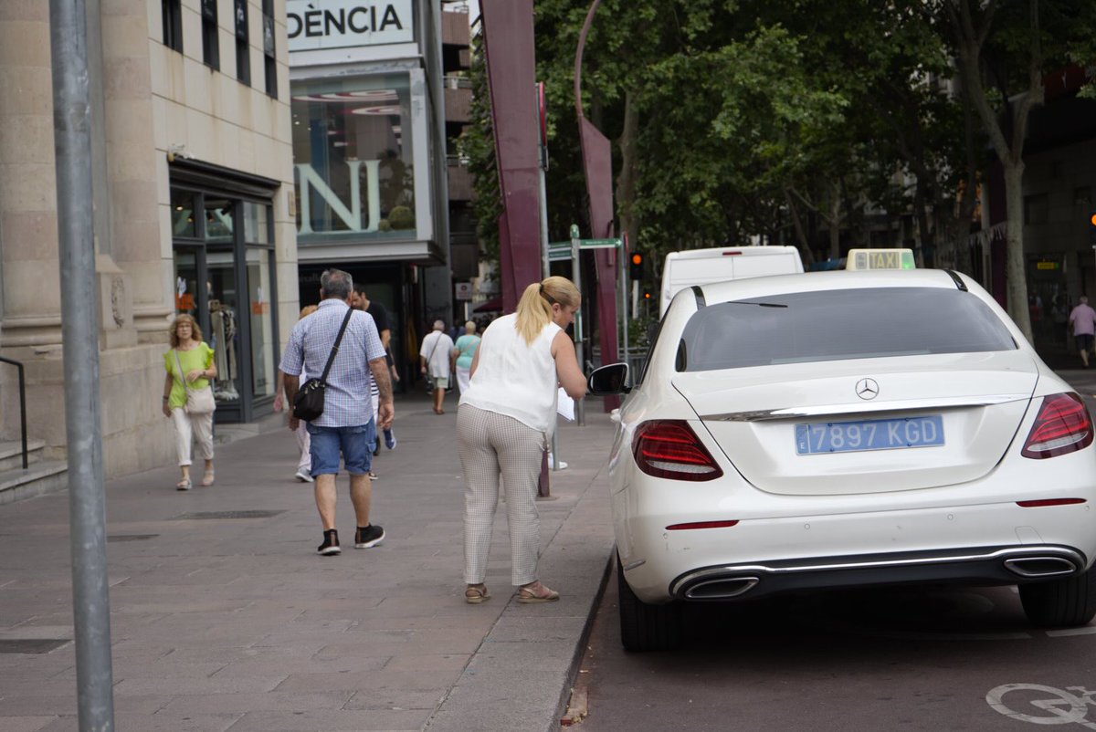 Sabadell_VOX's tweet image. Hoy hemos estado en las calles repartiendo nuestra moción para exigir al Gobierno de Marta Farrés que subvencione la instalación de cámaras para los taxistas.
Nuestros taxistas se enfrentan a diario a situaciones de riesgo.
¡Todo nuestro apoyo a los taxistas!