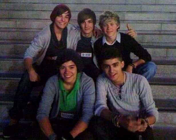XQestendenciaMX's tweet image. 🚨 #15YearsOfOneDirection :
Porque se cumplen 15 años de la famosa banda británica.
👀
Planeaban hacer una gira por los 15 años, solo que no contaban con Liam Payne y su afición a besar el piso desde las alturas.
🤡
¿Te gusta su música?
🤔
#RT #TioTendencias #OneDirection…
