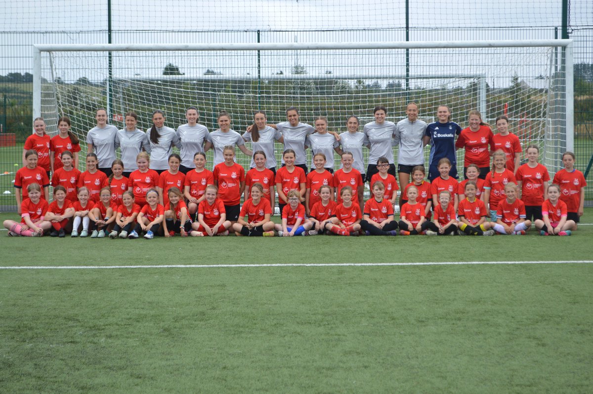 AFCCT's tweet image. Aberdeen FC Women 🤝 AFCCT Girls Soccer School
Today we had a visit from the @AberdeenWomen team to our AFCCT Summer Girls Soccer School and it was great! The player's answered many questions about their football careers as well as signing the AFCCT shirts 🤩