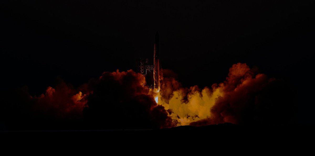 SpaceCosmicCrew's tweet image. I tried to replicate how a night starship launch would look like