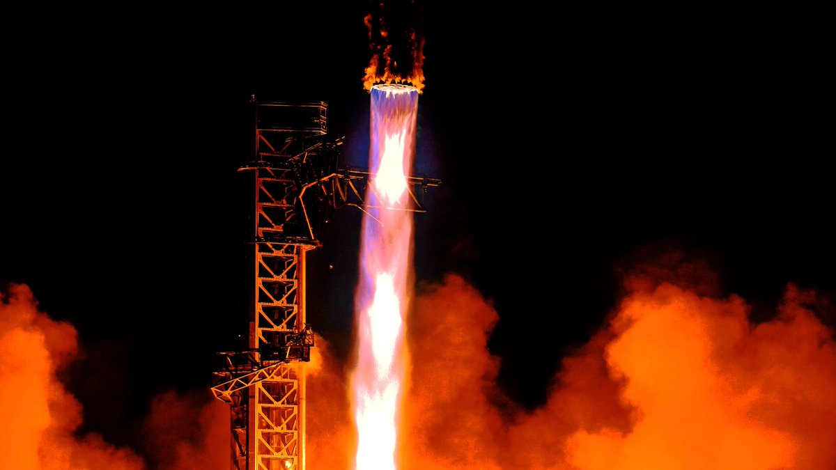 SpaceCosmicCrew's tweet image. I tried to replicate how a night starship launch would look like